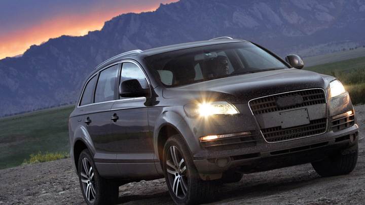 Front Pose Of 2005 Audi Q7 Prototype N HeadLights On In Grey